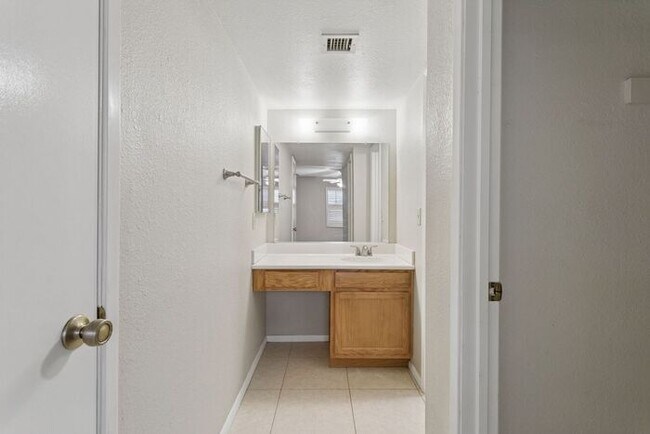 Building Photo - 4444 E Paradise Ln