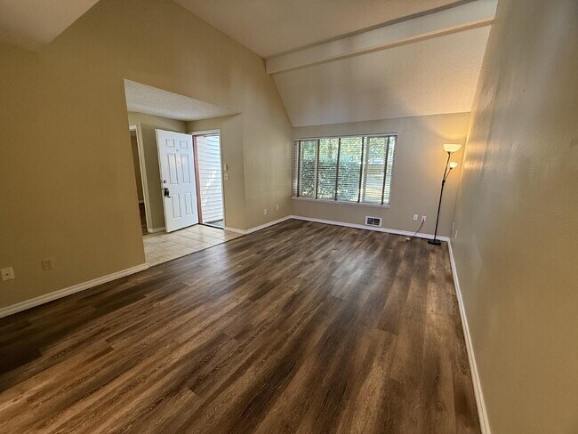Building Photo - Fairwood Condo Available NOW!