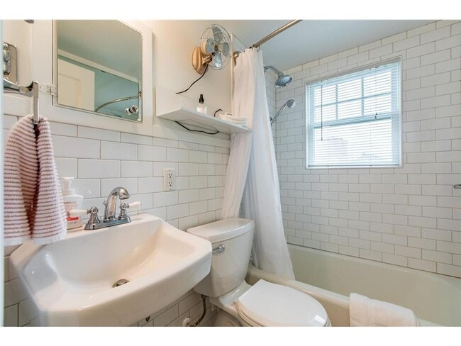 Building Photo - 538 4th Ave NW