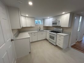 Kitchen - 90 Havemeyer Ln