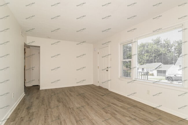 Building Photo - 424 Chamberlin Dr