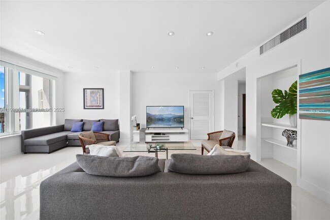 Building Photo - 4925 Collins Ave