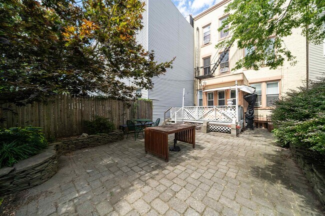 Building Photo - 27 Thorne St