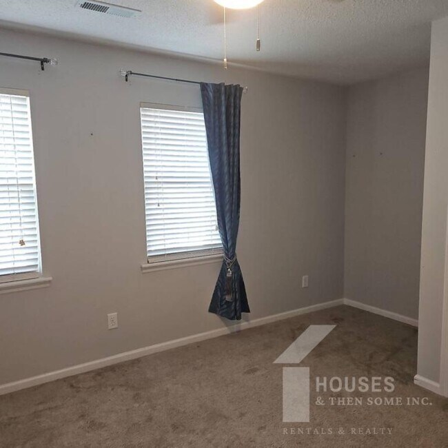 Building Photo - 553 Memorial Dr Ext