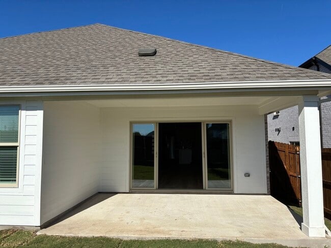 Building Photo - New Home for the New Year!