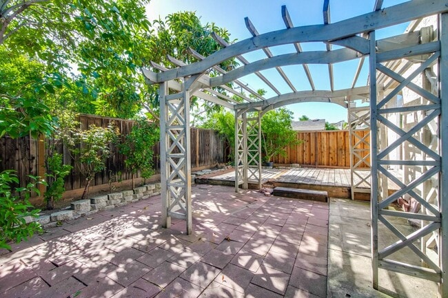 Building Photo - Hardwood Floors- A/C- Full Bedroom and Bath on First Floor: Fresh Paint