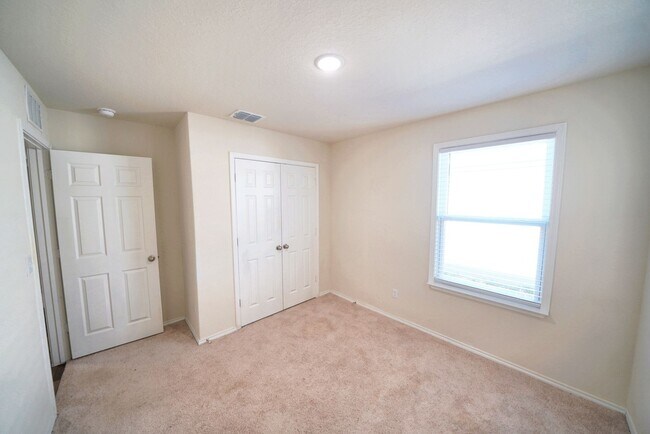 Building Photo - Stylish Move-In Ready Home in Rosillo Ranch, San Antonio, TX - Realtor Commission: $400