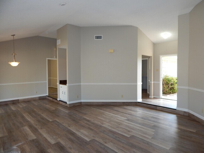 Building Photo - 4505 River Oaks Dr