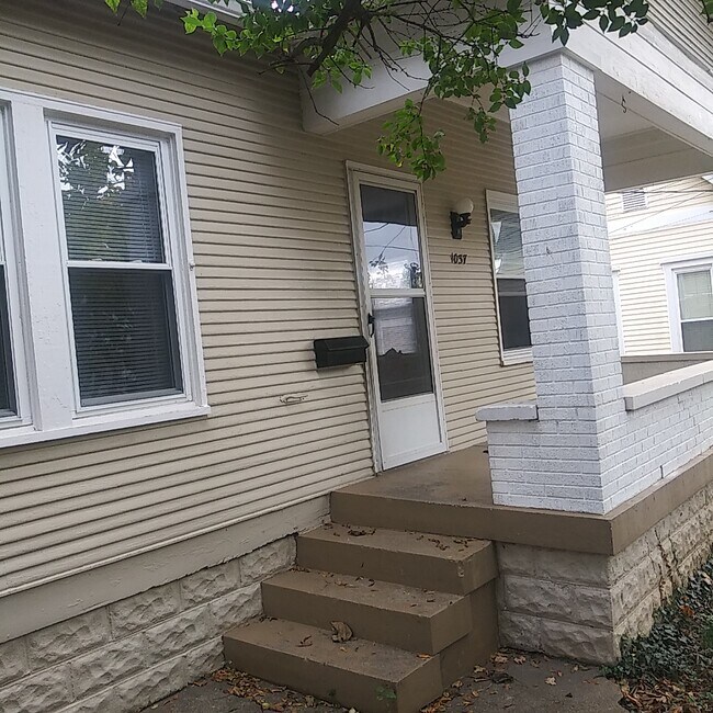 Primary Photo - 1037 Edward Ave