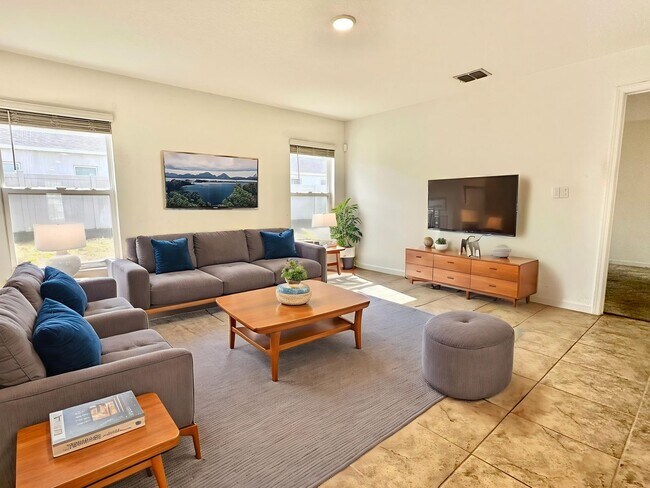 Building Photo - Premier 4bedrooms/2baths residence - Florida living at its finest!