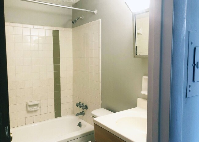 Building Photo - 440 Ludlow Ave