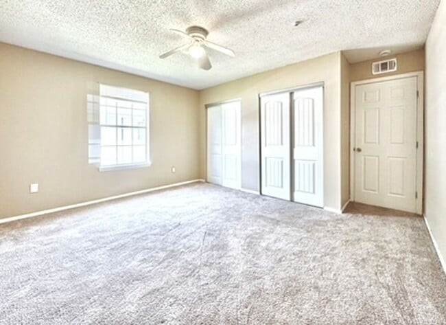Building Photo - 2 Bedroom Upstairs Condo Located off Perki...