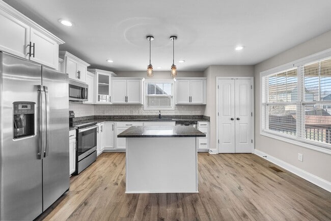 Building Photo - Pet Friendly Three Bedroom with Bonus!