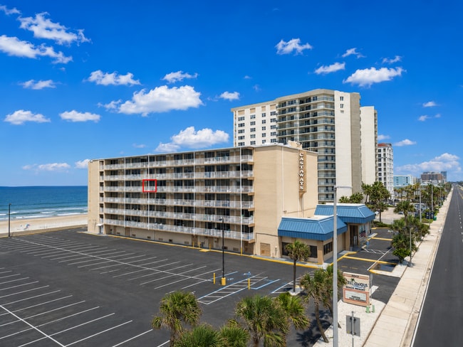 Building Photo - Cozy Studio on the Beach in Daytona Beach Shores