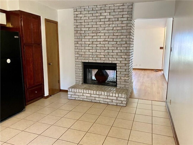 Building Photo - 6902 Thorncliffe Dr