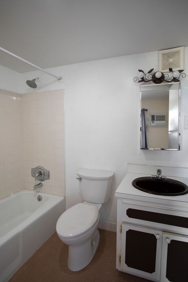 Building Photo - 3 Bedroom 2 Bathroom unfurnished Condo pool view