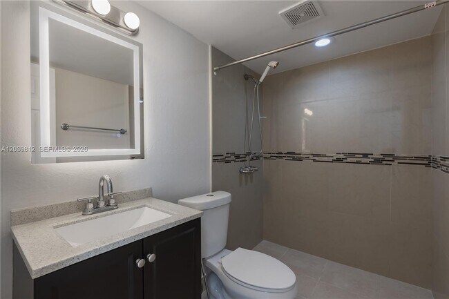 Building Photo - 9180 Fontainebleau Blvd