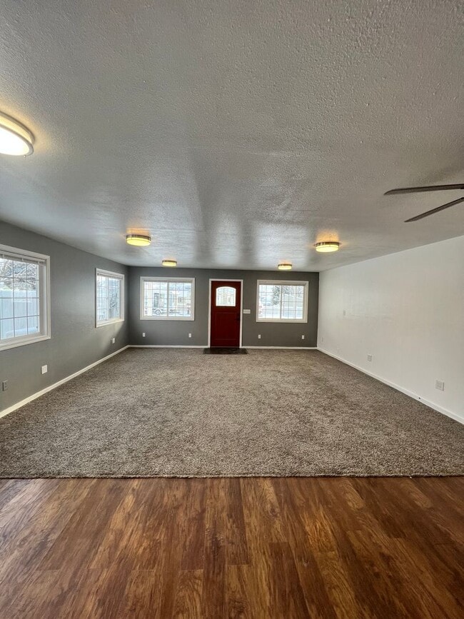 Building Photo - Beautiful Large Modern Shome located betwe...
