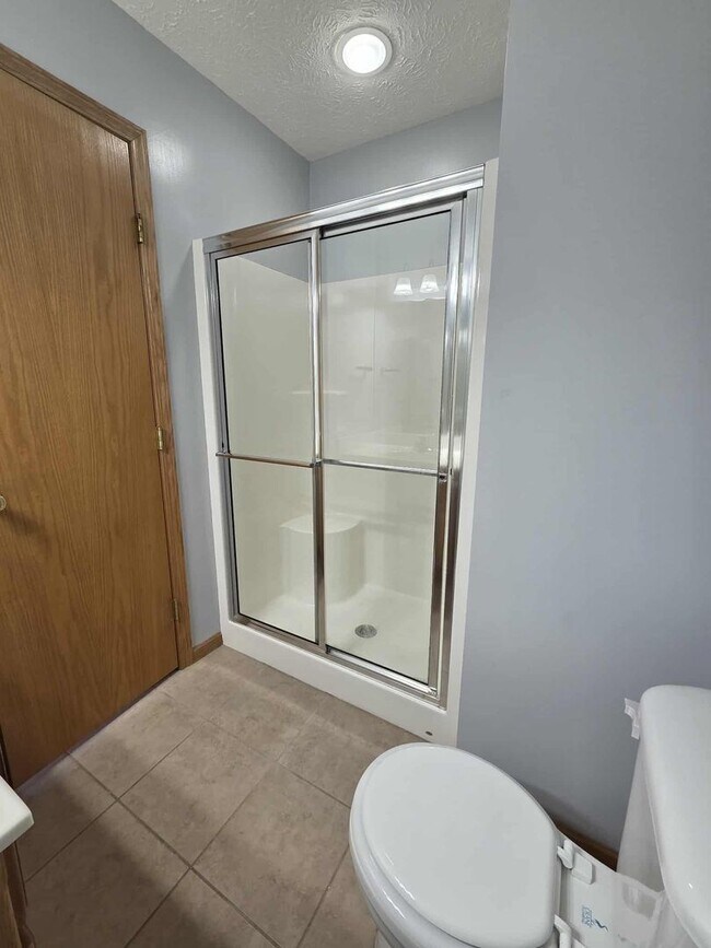 Building Photo - Spacious Town House!!