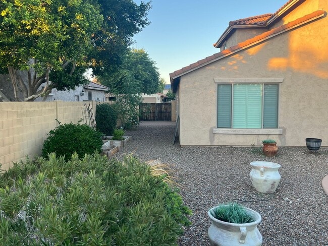 Building Photo - 18137 W Orchid Ln