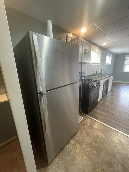 kitchen - 704 E Moneta Ave