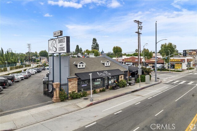 Primary Photo - 6000 Woodman Ave