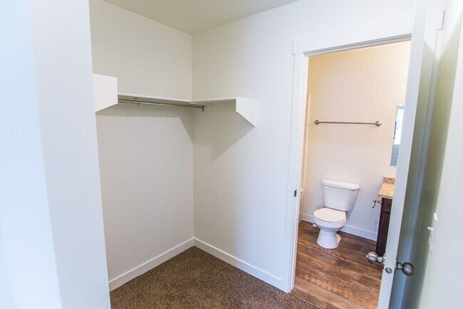Building Photo - THE LOCHS! Gorgeous Townhome First Month Free
