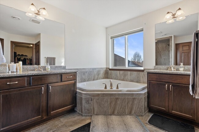 Building Photo - N42W22770 Beacon Ct
