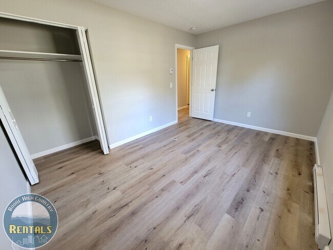 Building Photo - Adorable and Spacious Ranch Close to Town!