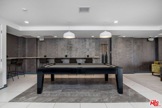 Building Photo - 453 S Kenmore Ave