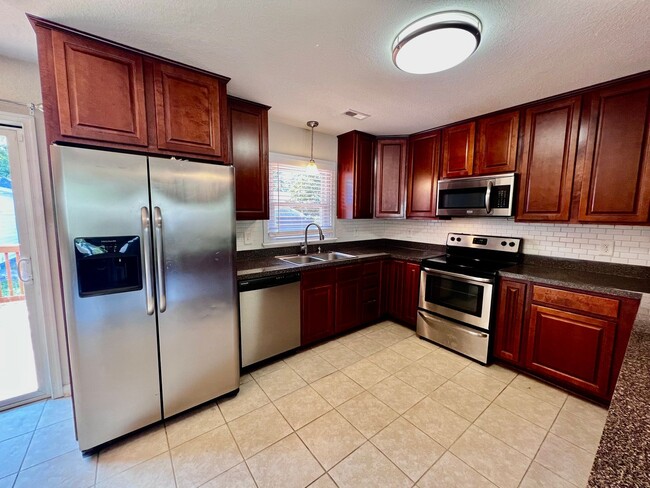Building Photo - Gorgeous fully renovated 4 bedroom home in...