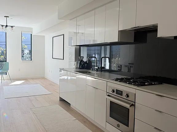 Building Photo - "Charming Urban Oasis: Spacious 1-Bedroom Retreat in the Heart of San Francisco!"