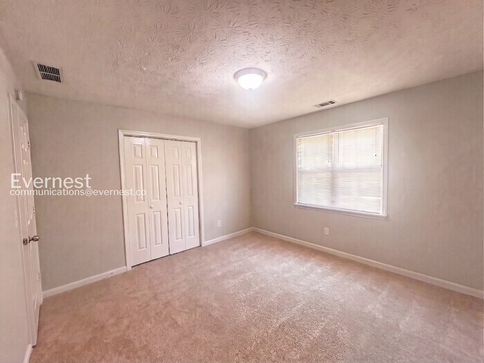 Building Photo - 710 Timbergrove Dr SW