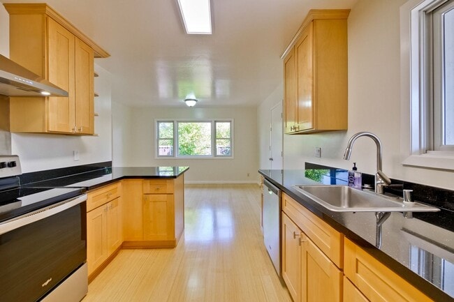 Building Photo - Beautiful Birdland Home on Quiet Cul-de-Sa...