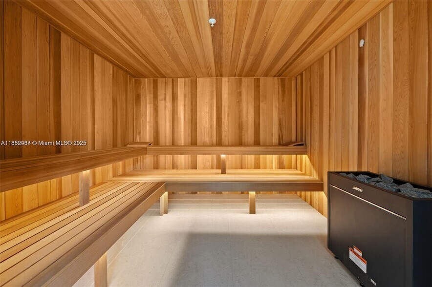 Building Photo - 700 NE 24th St