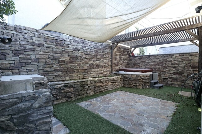 Building Photo - 288 Cahuenga Dr