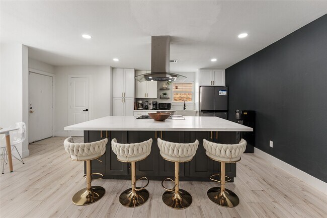 Building Photo - 9919 Golden Sunshine Dr