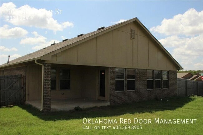 Building Photo - 905 Accipiter St