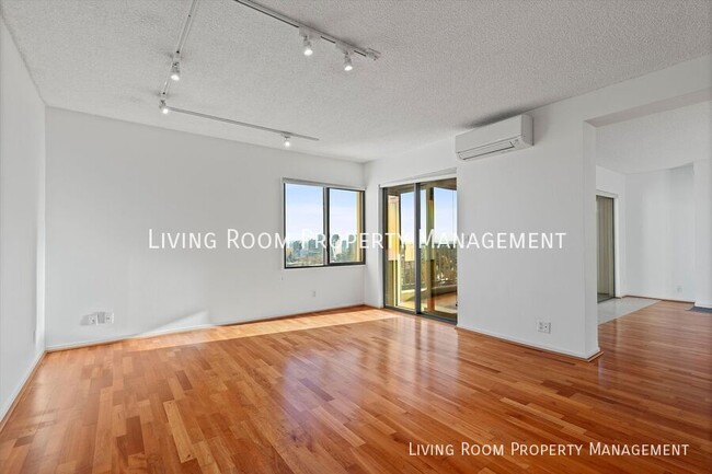 Building Photo - Downtown Condo with Stunning Views and Mod...