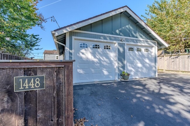 Building Photo - 1448 Sunshine Valley Rd