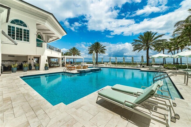 Building Photo - 16051 Collins Ave