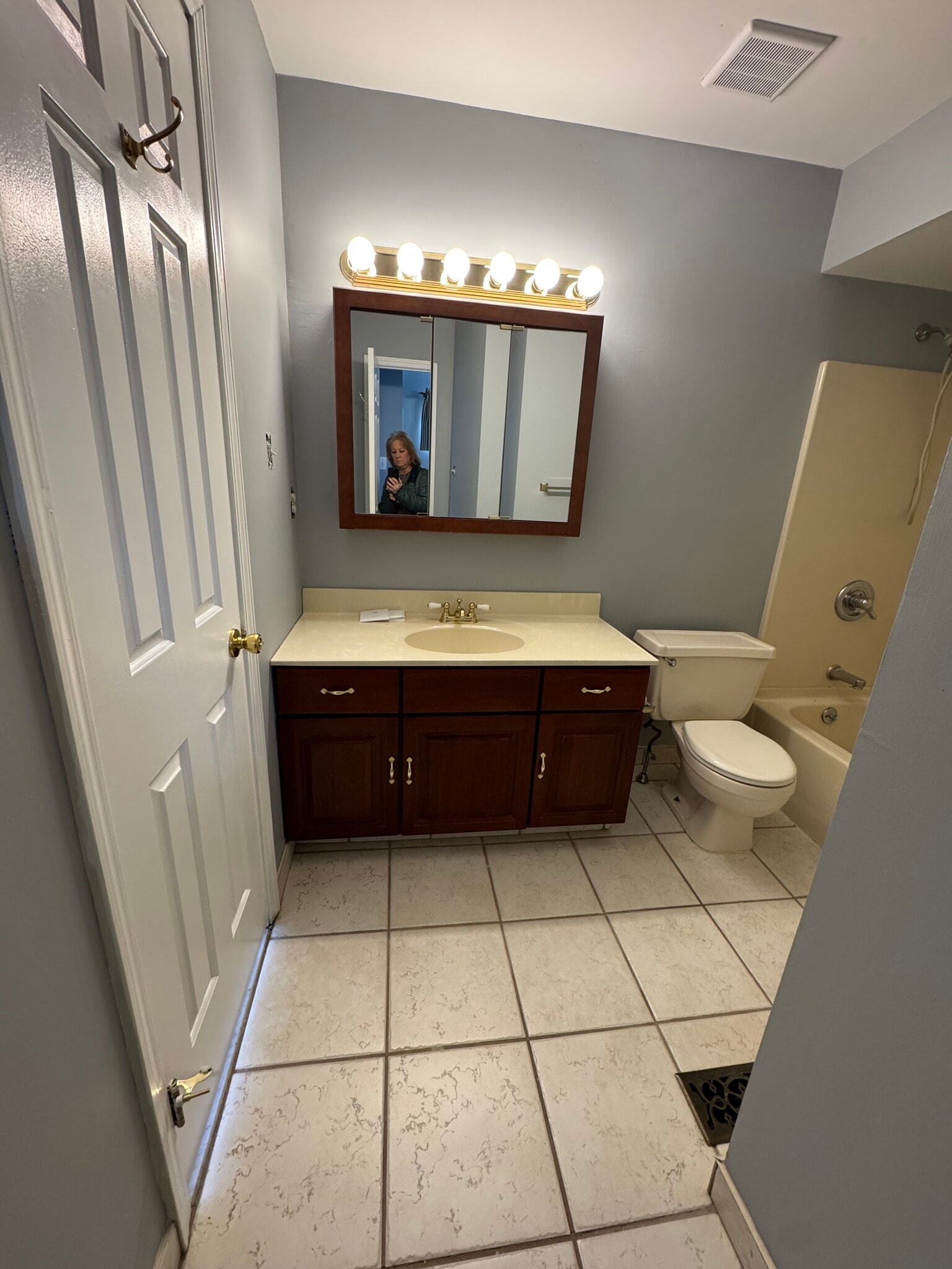 Building Photo - 180 Leedom Way