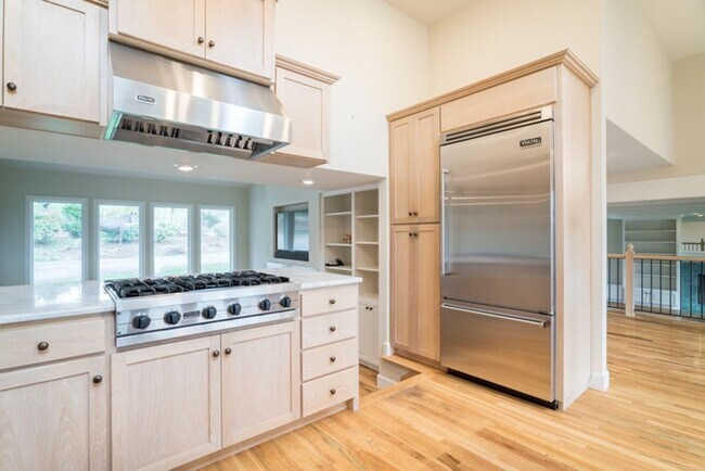 Building Photo - Escape to the Country, Spacious Contemporary in Wilsonville with Shop