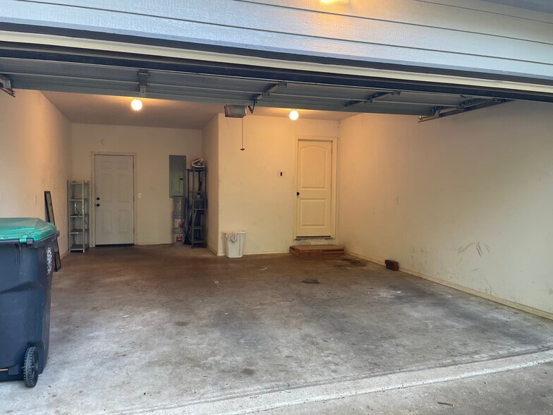 2 car garage - 510 Kim St