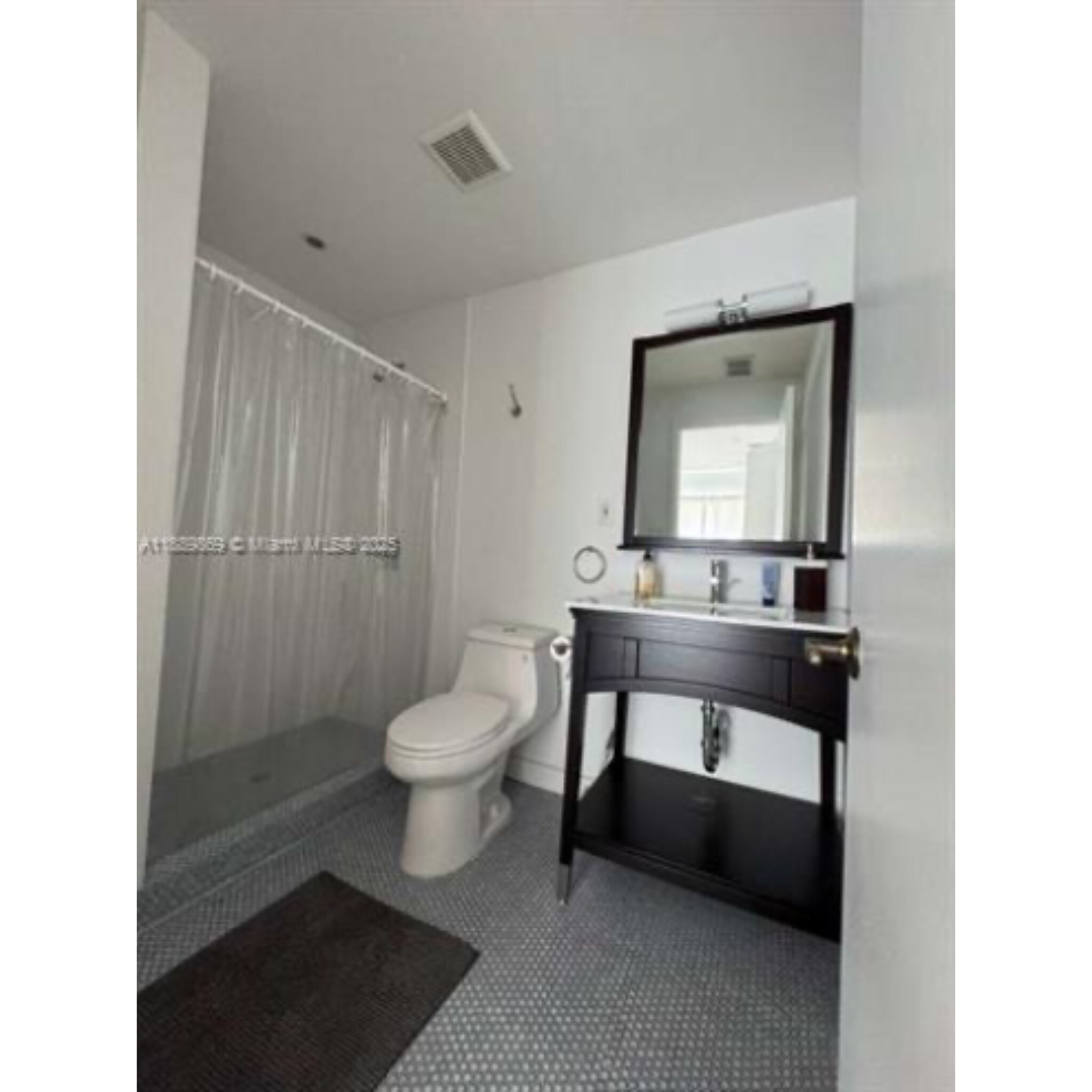 Building Photo - 6015 Pine Tree Dr