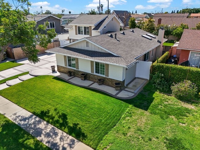 Building Photo - Modern Indoor / Outdoor Living with Resort-Style Yard & Bonus Suite