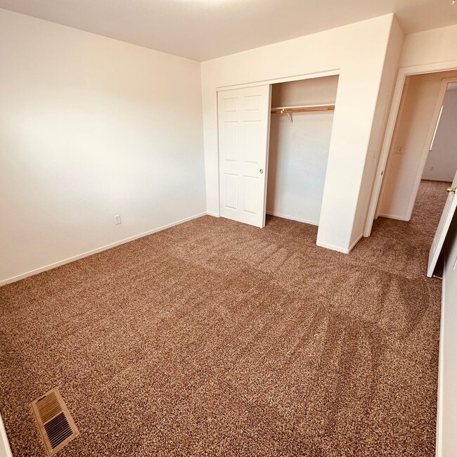 Building Photo - Charming Updated home with New LVP Flooring!