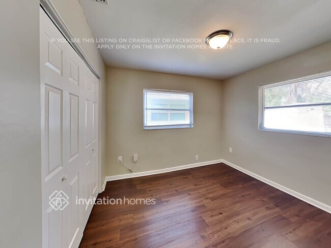 Building Photo - 1926 Valley Dr