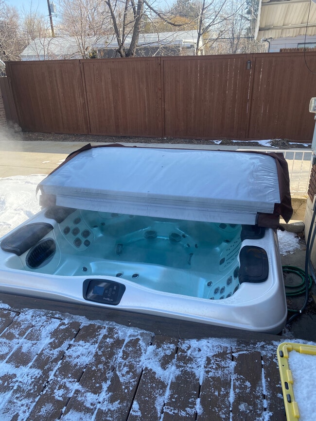 Building Photo - 979 E Crandall Ave