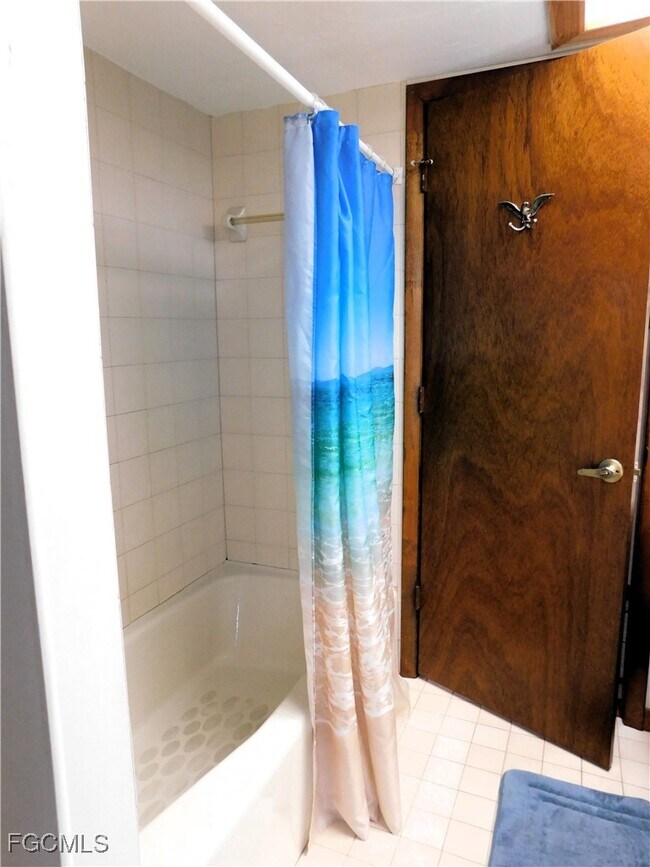 Building Photo - 904 SE 18th St